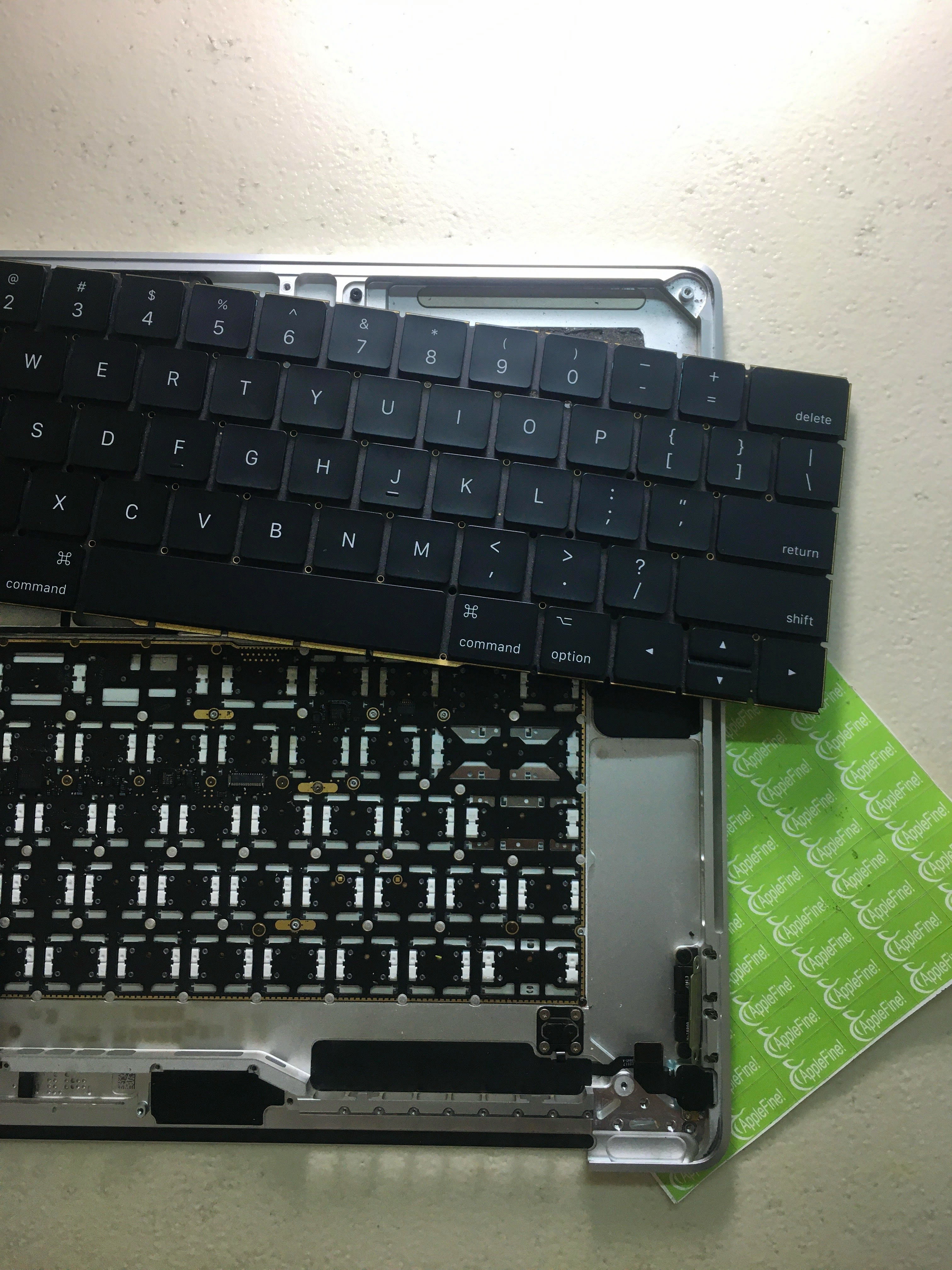 Замена клавиатуры MacBook Pro A1990